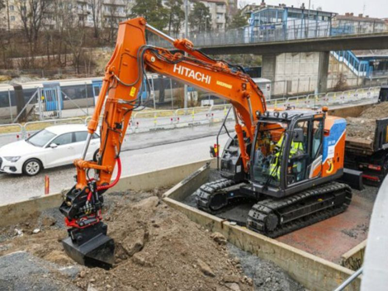 Excavadora Hitachi ZX en un proyecto de construcción urbana.