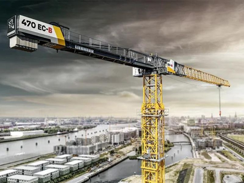 Grúa torre Liebherr 470 EC-B en un proyecto de construcción de gran envergadura.