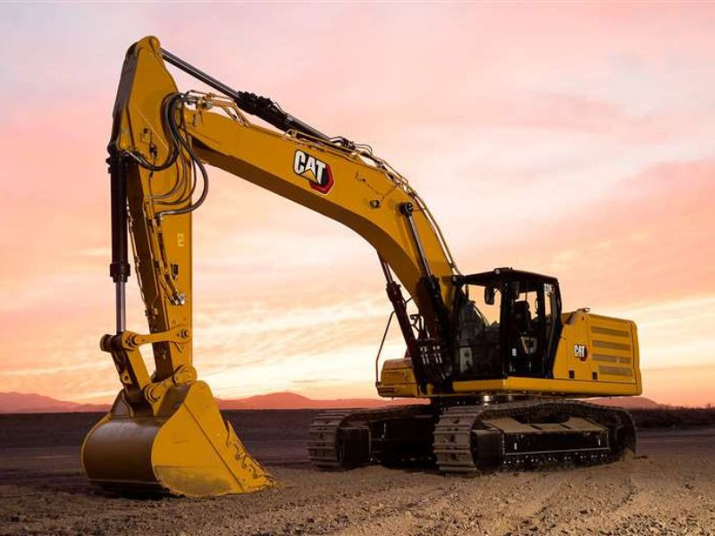 Excavadora Caterpillar en un proyecto de construcción durante el atardecer.