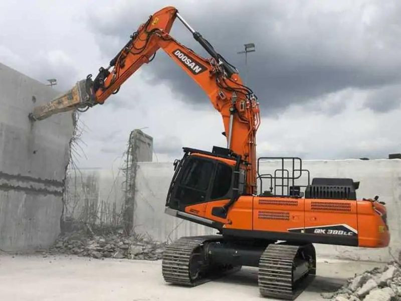 Excavadora Doosan DX390LC demoliendo una estructura de concreto.