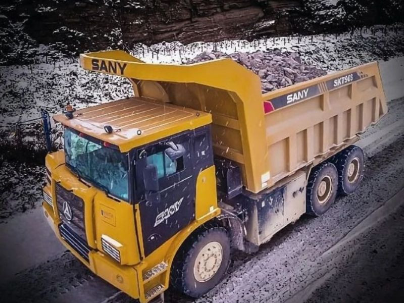 Camión volquete SANY SK790S transportando material en un proyecto de construcción.