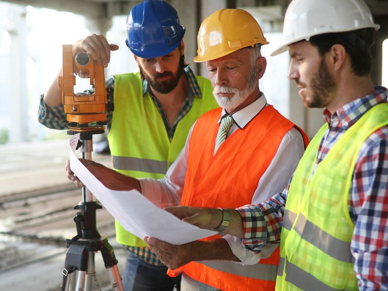 Grupo de Arquitectos planificando la construcción de un edificio.