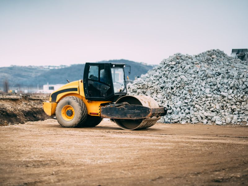 Compactadora de suelos trabajando en una obra de construcción para nivelar y compactar el terreno.