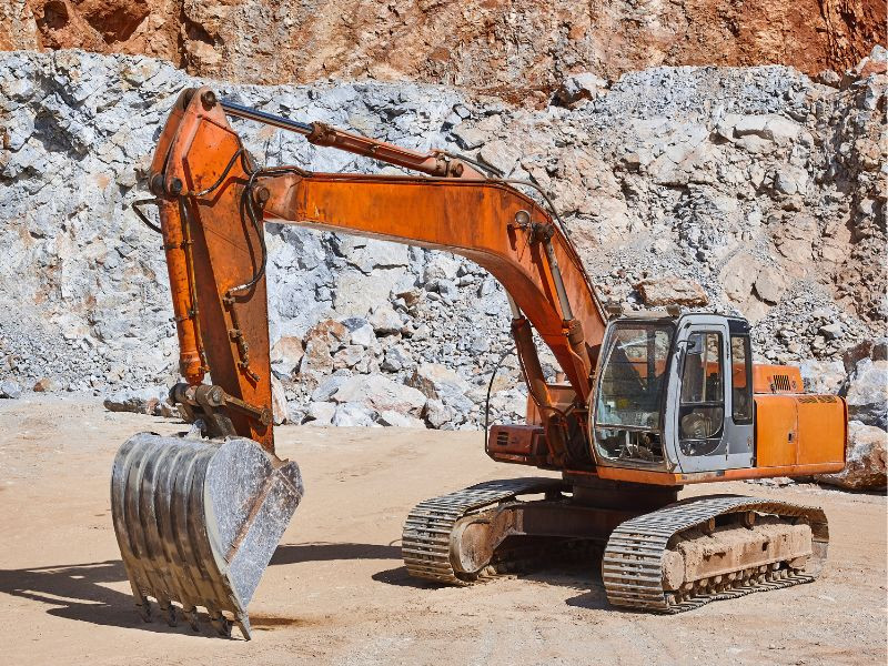 Excavadora hidráulica de orugas en una obra de construcción, utilizada para excavar y mover grandes volúmenes de tierra.