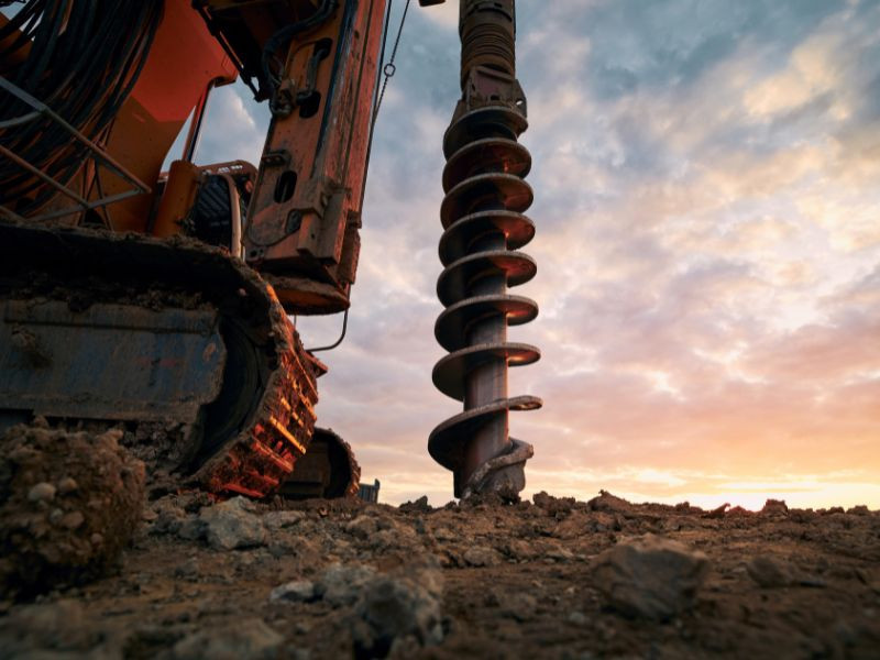 Perforadora de suelo en acción durante la puesta de cimientos en un proyecto de construcción.