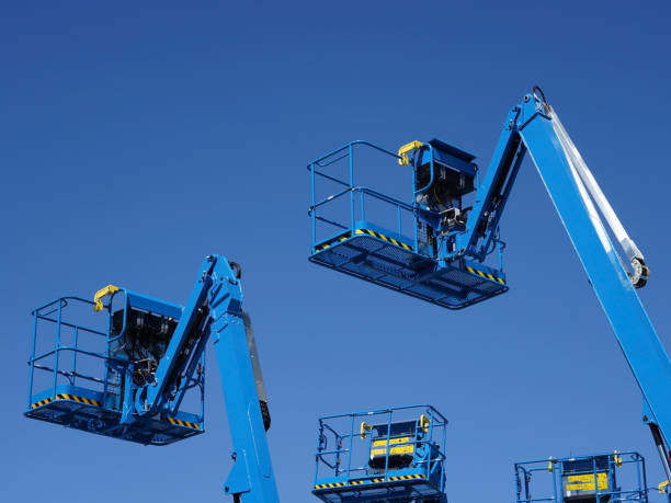 Elevadores de tijera, articulados y telescópicos trabajando en una construcción