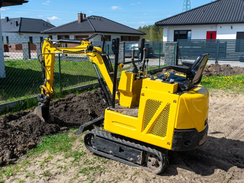 Mini excavadora hidráulica, perfecta para espacios reducidos.