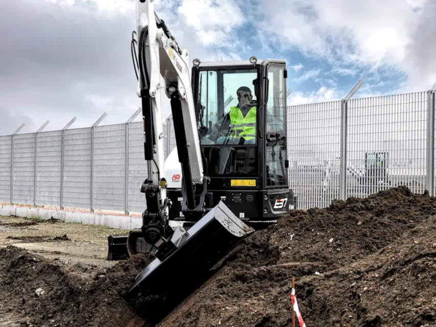 MINI EXCAVADORA BOBCAT E37