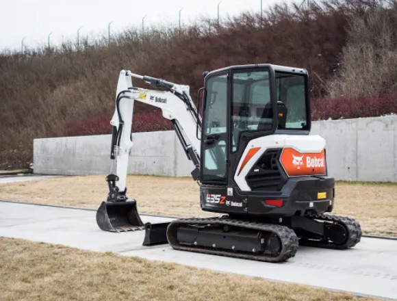 MINI EXCAVADORA  BOBCAT E35