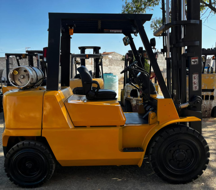 MONTACARGAS 2004 CATERPILLAR GP40K