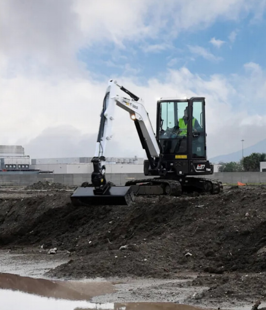 MINI EXCAVADORA BOBCAT E37