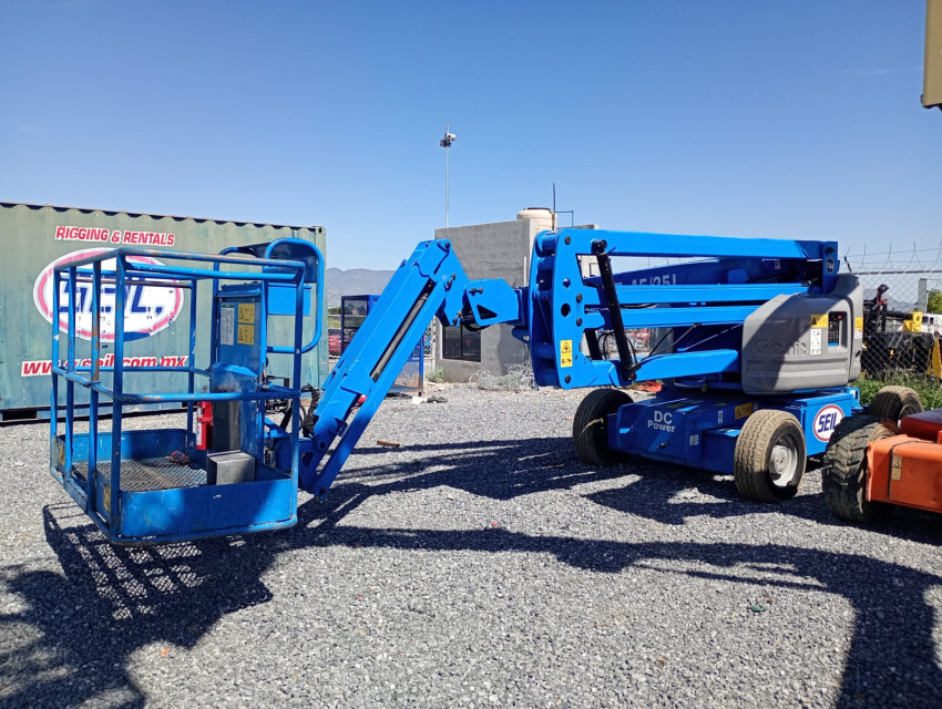 ELEVADOR ARTICULADO 2014 GENIE 2WD Z4525JDC