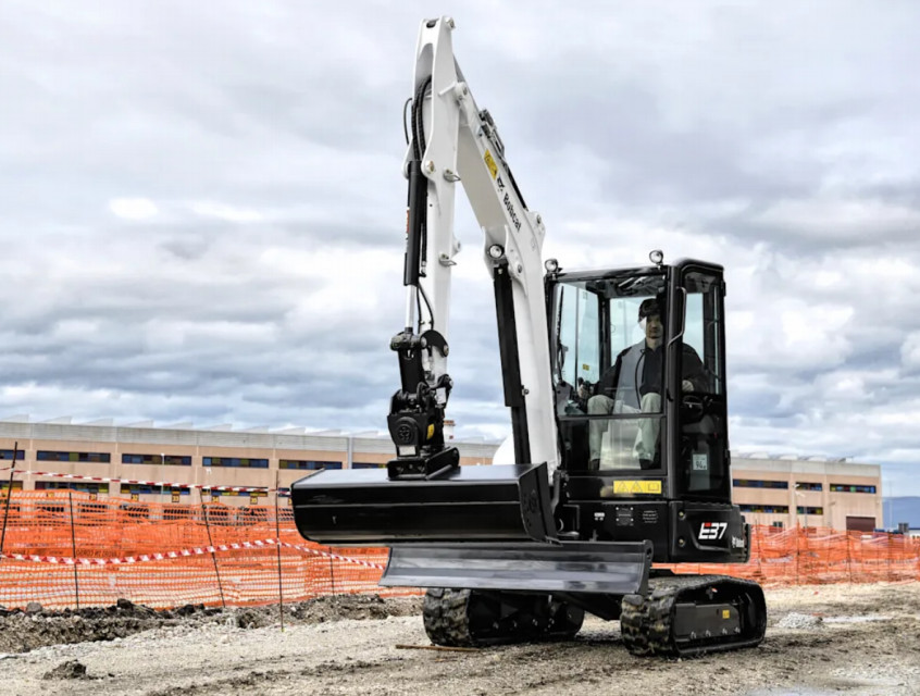 MINI EXCAVADORA BOBCAT E37