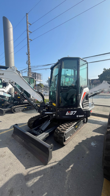MINI EXCAVADORA  BOBCAT E37