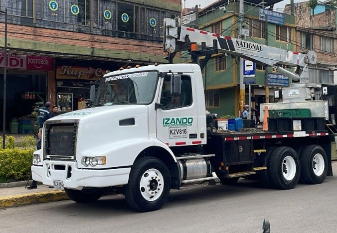 GRúA EN CAMIóN 2002 VOLVO NATIONAL 9 TON