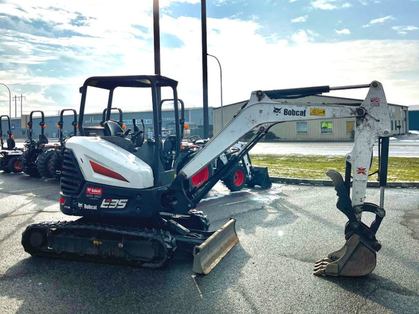 MINI EXCAVADORA BOBCAT E35