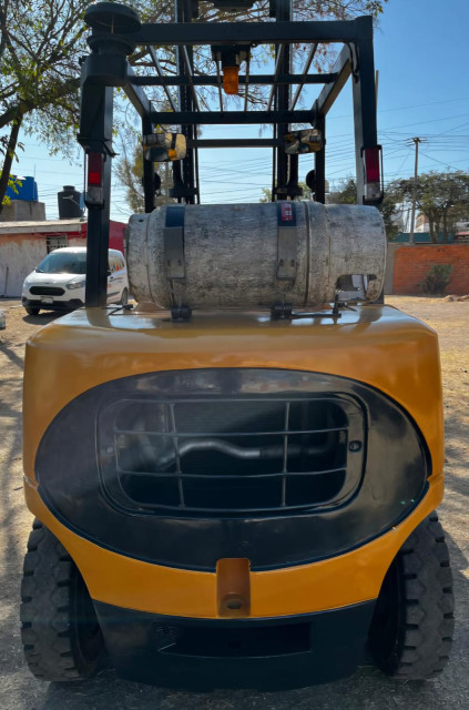 MONTACARGAS 2004 CATERPILLAR GP40K