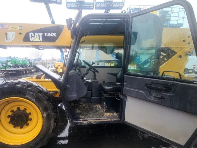 ELEVADOR TELESCóPICO 2012 CATERPILLAR TL642C