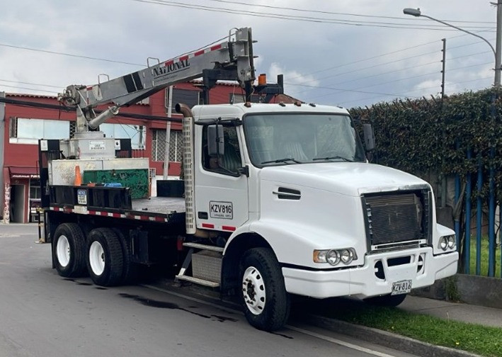 GRúA EN CAMIóN 2002 VOLVO NATIONAL 9 TON